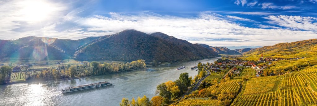 Fietsvakantie van Praag naar Wenen langs de rivier met fietsroute door groen landschap.