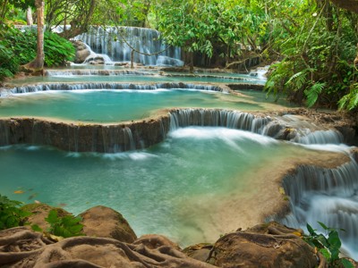 Turquoise watervallen en kalkstenen terrassen in een groen junglelandschap in Laos & Cambodja-route Indochina.