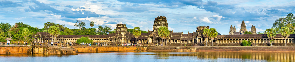 Panorama van Angkor Wat bij Siem Reap, Cambodja, met tempeltorens en reflectie in het water.