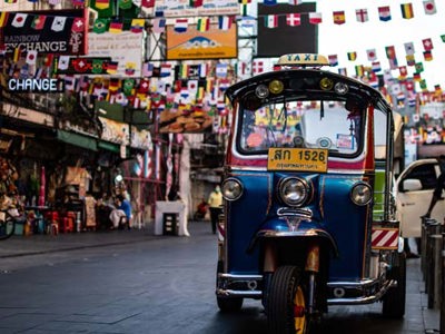Trein in Thailand met bord “CHIANG MAI”, onderdeel van de Route Thailand.