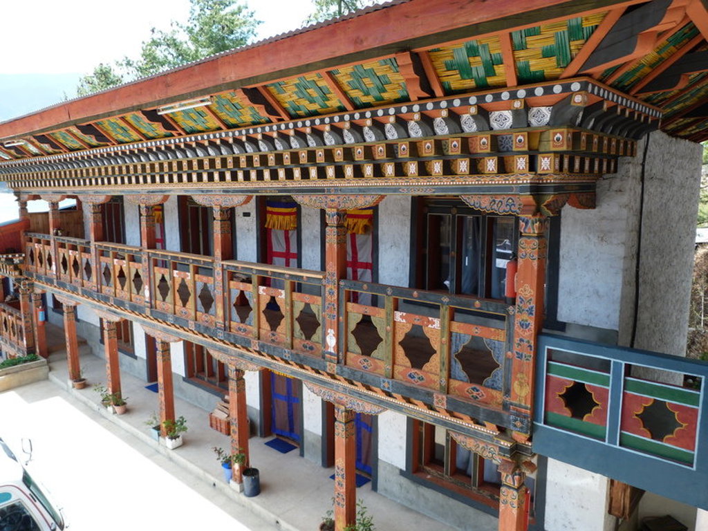 Traditioneel Bhutaans klooster met kleurrijk houtsnijwerk en balkon, tijdens groepsrondreis Sikkim en Bhutan.