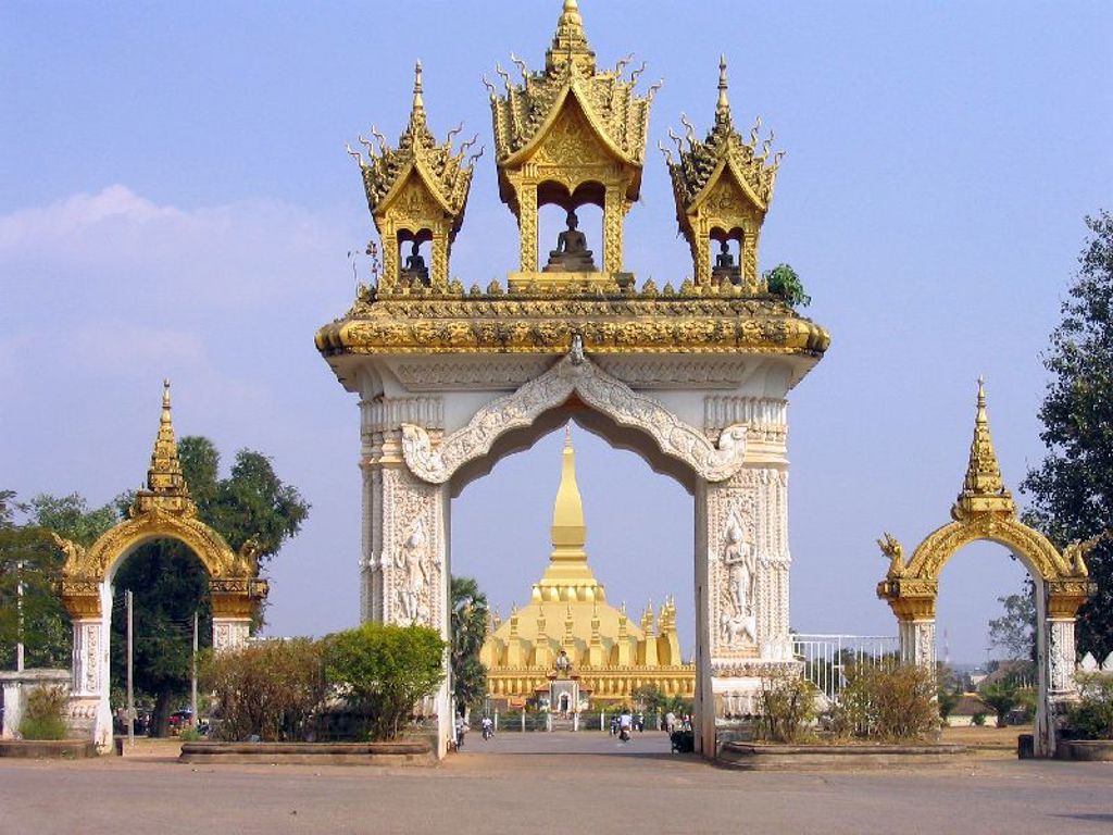 Gouden Pha That Luang-stoepa gezien door de Patuxai-poort in Vientiane, Laos.