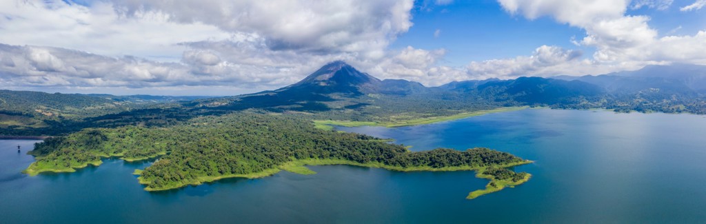 Panorama van de Arenal-vulkaan en het Arenalmeer in Costa Rica tijdens een 22-35ers reis.
