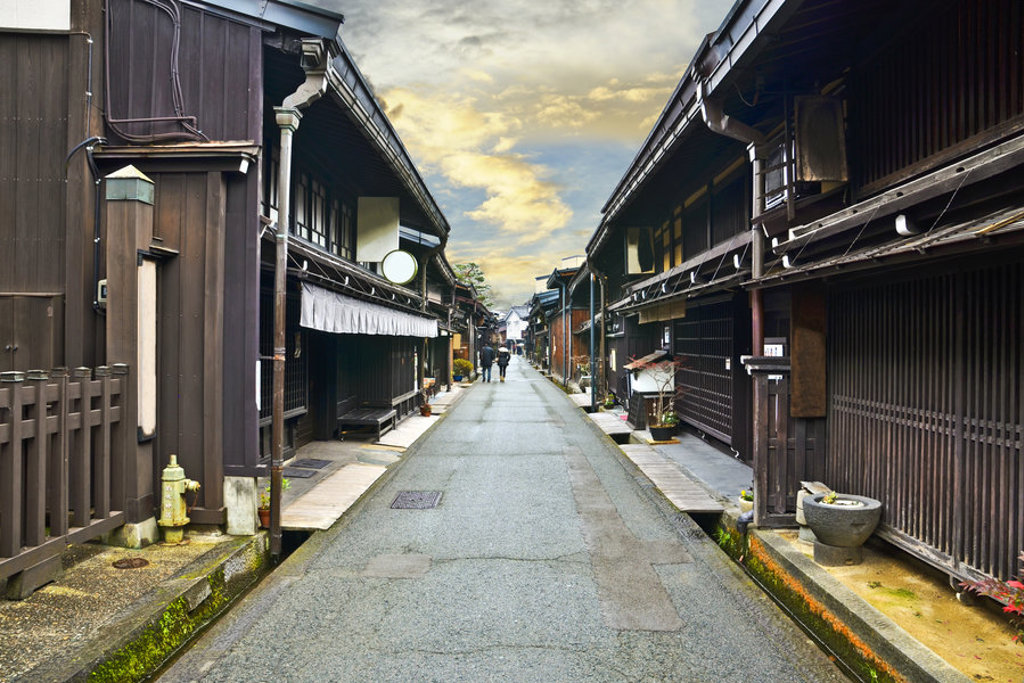 Traditionele straat met houten huizen in Japan, ideaal voor een familiereis door Japan.