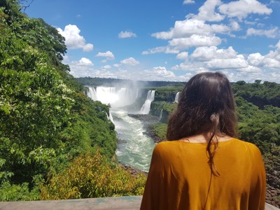 Uitzicht op de Iguazú-watervallen in Brazilië, omringd door tropisch regenwoud.