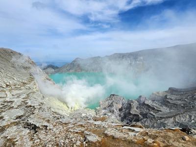 Turquoise kratermeer met zwavelrook bij de Ijen-vulkaan op Java, Route Sumatra, Java en Bali.