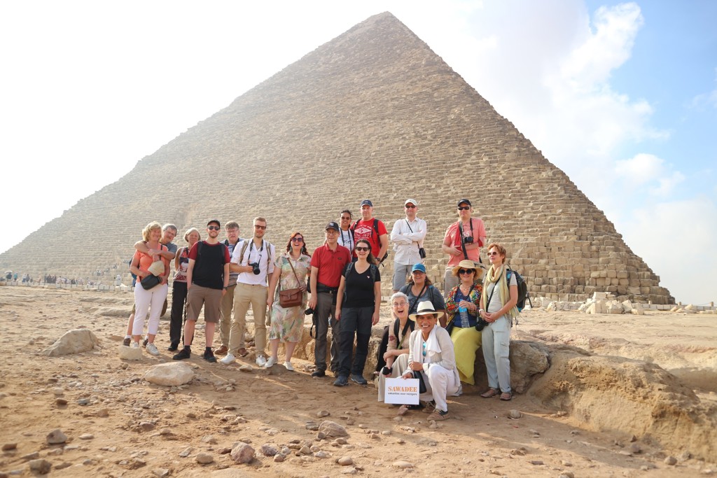 Groepsrondreis Egypte Hoogtepunten: reisgroep bij de Piramides van Gizeh.