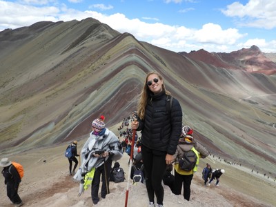Wandelaars op de Regenboogberg Vinicunca in Peru tijdens de route Argentinië, Bolivia en Peru, 28 dagen.