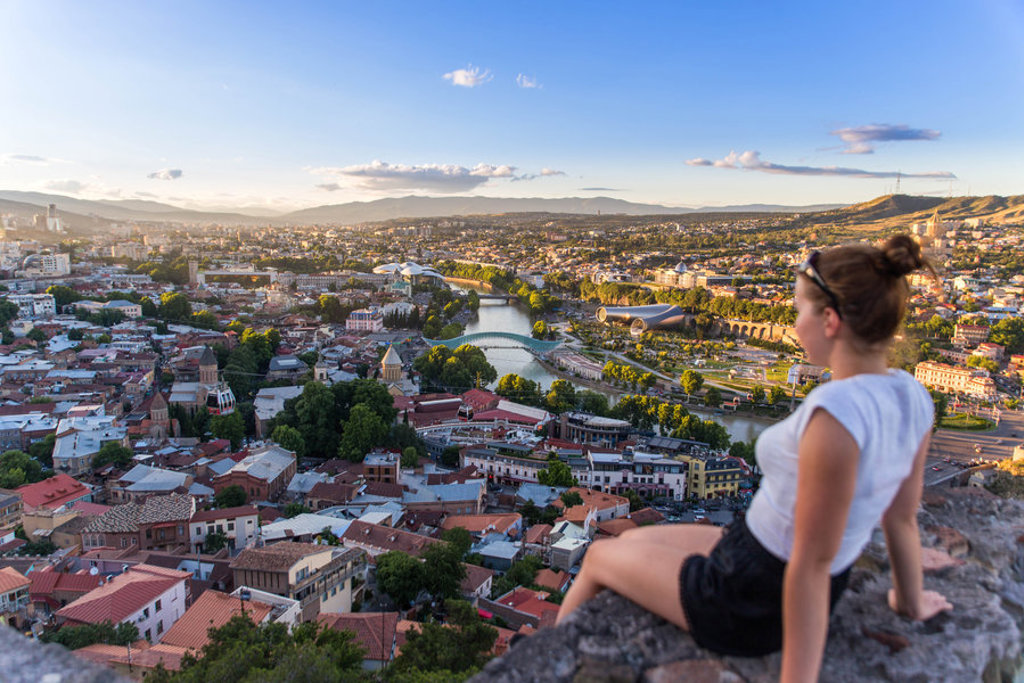 Uitzicht over Tbilisi in Georgië met de rivier en bruggen, gezien vanaf een uitkijkpunt.