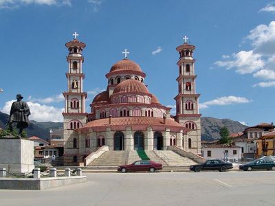 Orthodoxe kathedraal met koepels en twee klokkentorens in Korçë, Albanië, op de route Albanië, Kosovo & Noord-Macedonië.