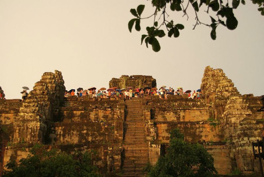 Toeristen op de oude tempel Pre Rup in Angkor bij zonsondergang, tijdens een groepsrondreis Laos & Cambodja.