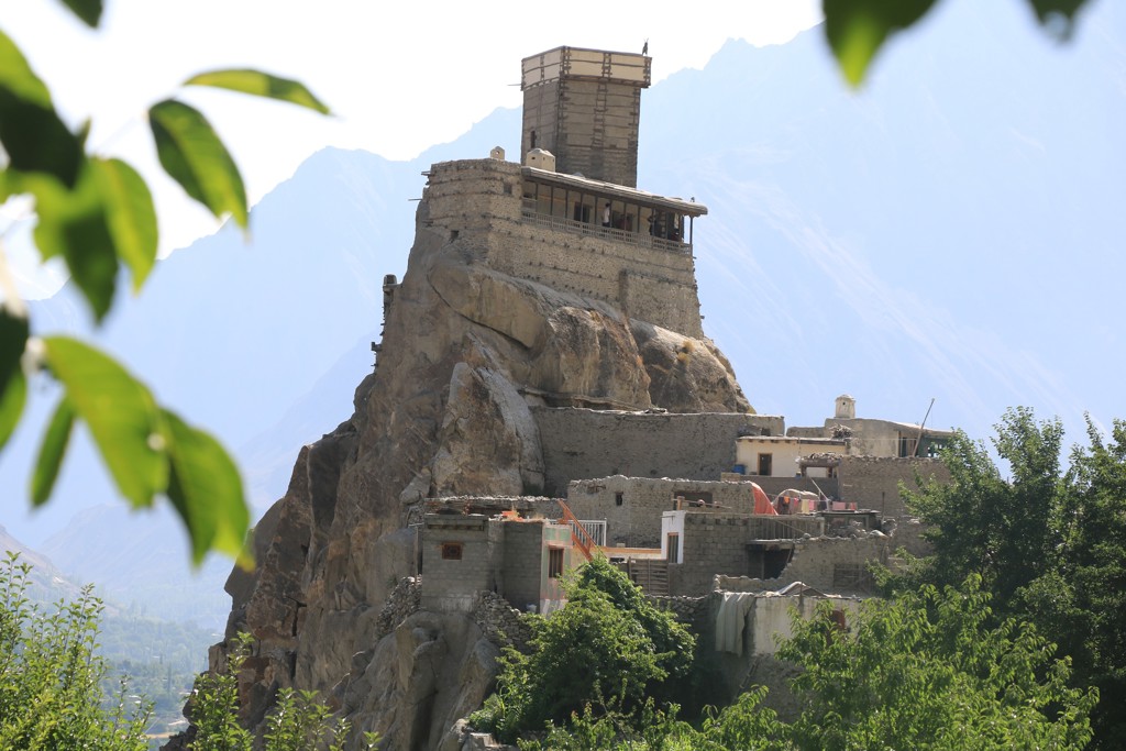 Fort op een rots met uitzicht op de Hunza-vallei in Baltistan, Pakistan.
