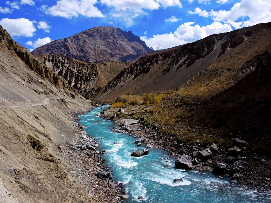 Turquoise rivier stroomt door ruige bergkloof in Ladakh tijdens groepsrondreis India Spiti & Ladakh.