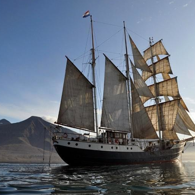 Zeilschip op zee bij de Lofoten in Noorwegen tijdens een groepsrondreis.