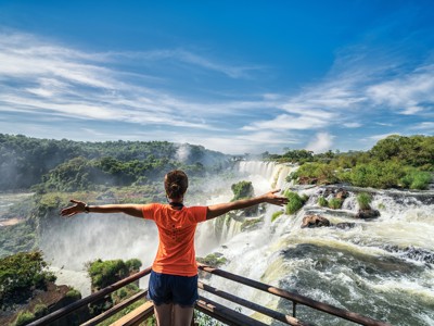Reiziger kijkt uit over de Iguazú-watervallen tijdens de route Brazilië en Buenos Aires.