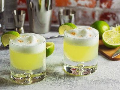 Twee pisco sours met limoen, typisch Peruaanse cocktail tijdens de Route Peru.