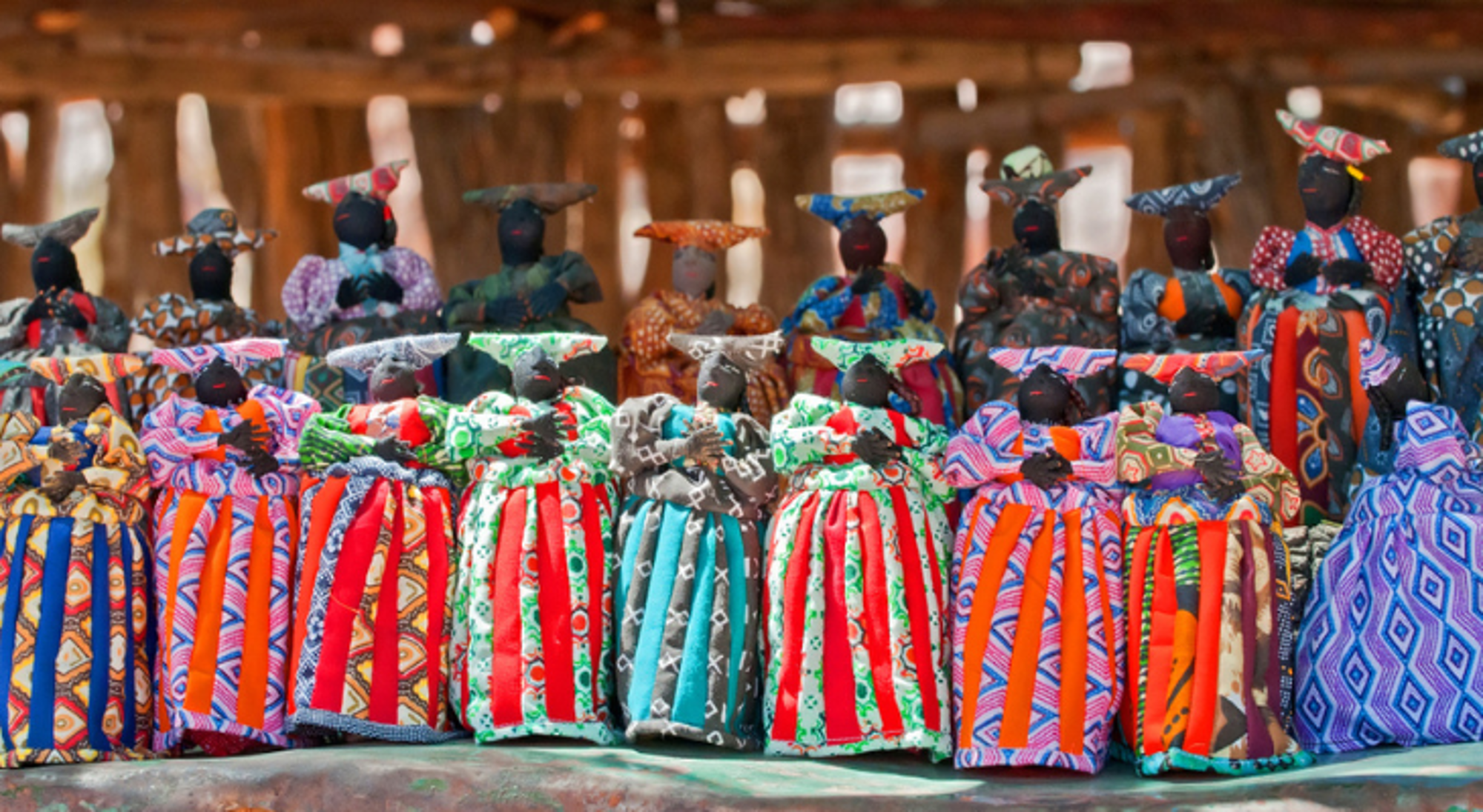 Kleurrijke handgemaakte poppen als souvenirs op een markt in Namibië.