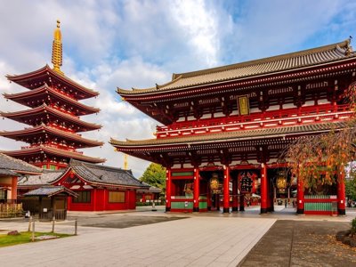 Kaminarimon-poort en pagode bij de Senso-ji tempel in Asakusa, Tokio.