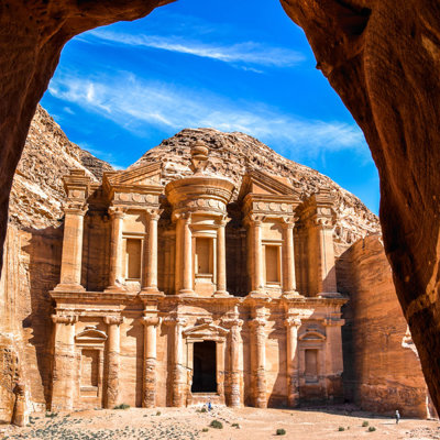 Het Klooster (Ad Deir) in Petra, Jordanië, gezien door een rotsopening.