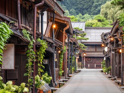 Traditionele houten huizen langs een rustige straat in Takayama, Japan.
