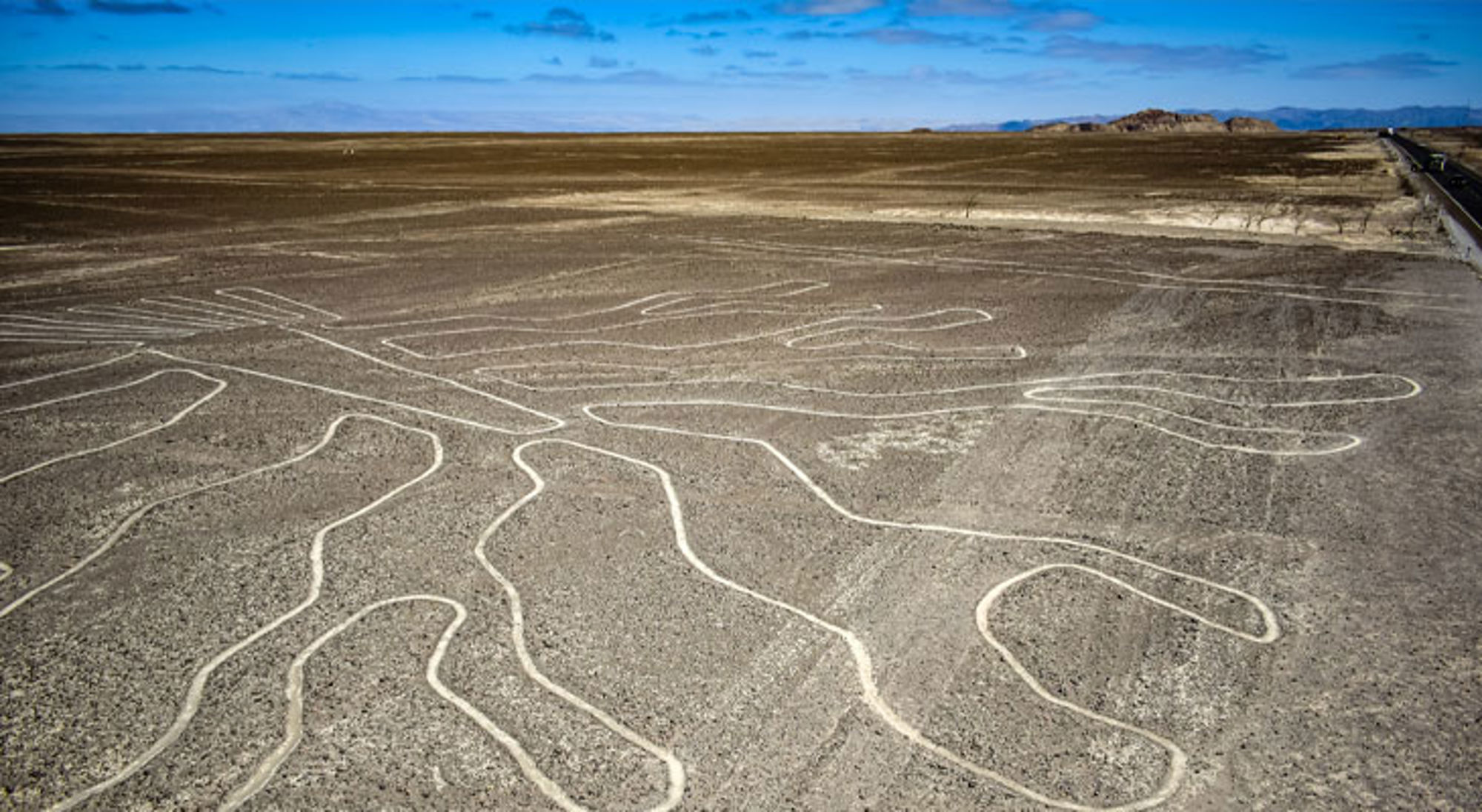 Landschap Nazcalijnen Nazca-lijnen in de woestijn van Peru, met grote geogliefen zichtbaar in het landschap.
