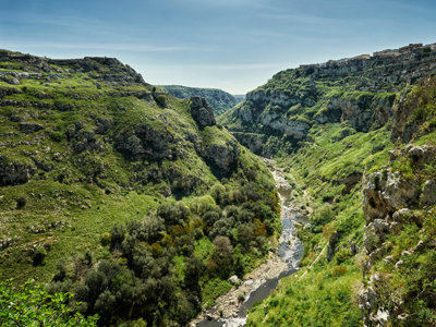 Groene kloof met rivier in de Gravina-kloof bij Matera, Puglia en Matera-route in Italië.