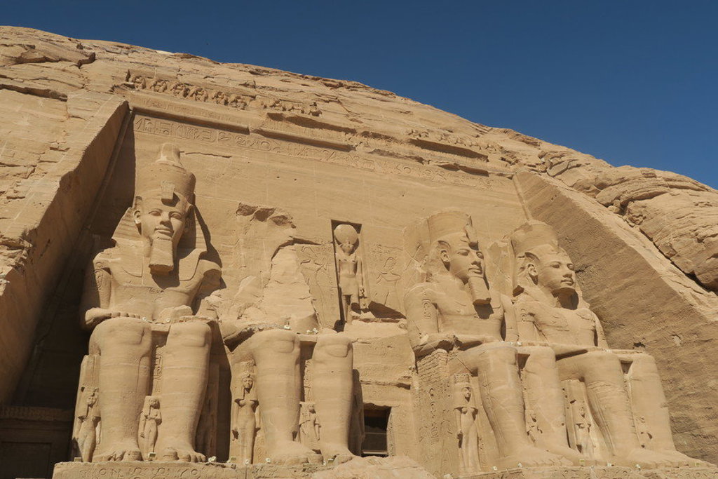 Uitgehouwen beelden bij de tempel van Abu Simbel in Egypte tijdens een groepsrondreis.