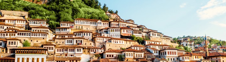 Traditionele Ottomaanse huizen in Berat, Albanië, tegen de heuvel boven de rivier de Osum.