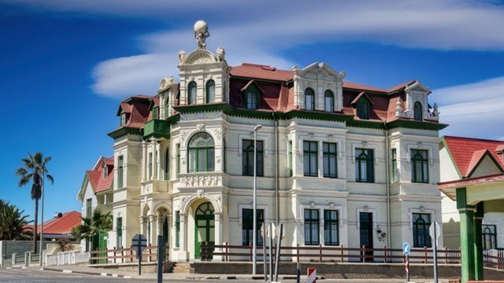 Skelet van een verlaten kerk in een spookstadje in Namibië, tijdens de 22-35ers reis Zuidelijk Afrika.