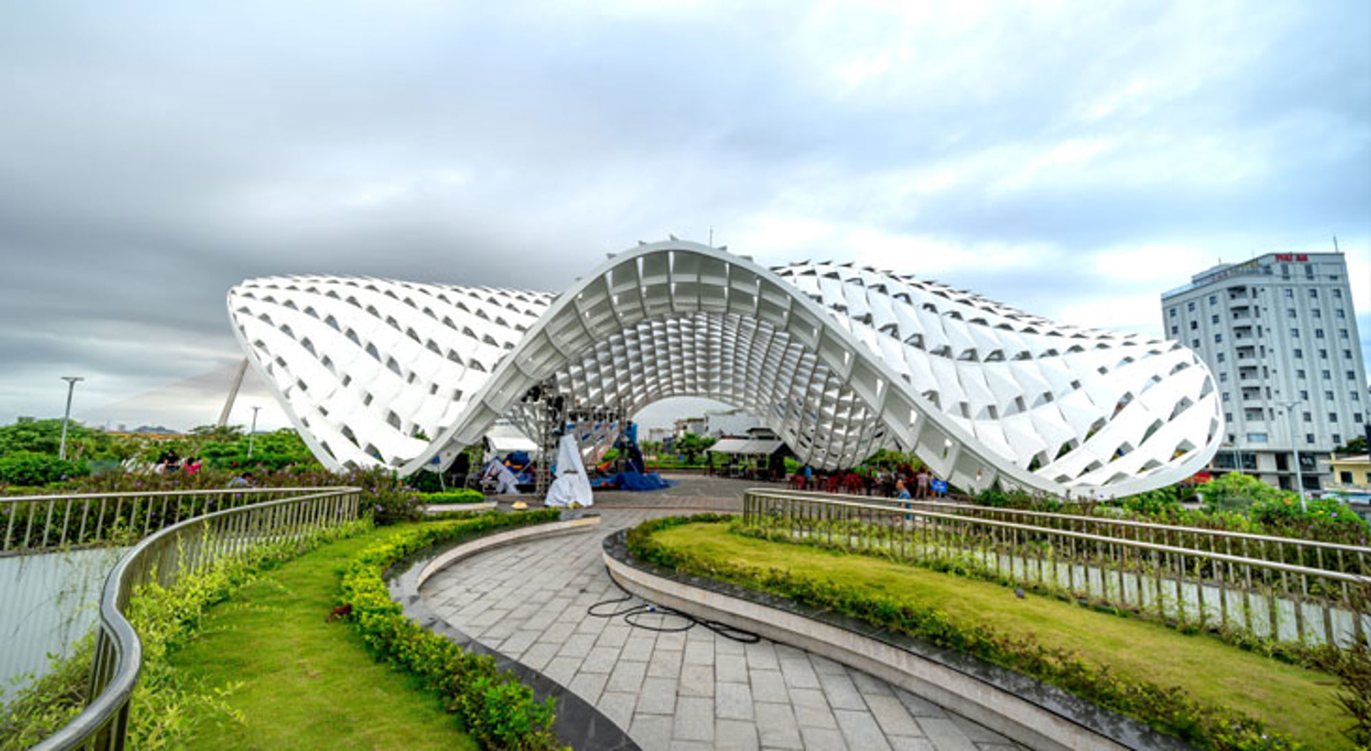 Moderne witte brug met golvend ontwerp in Da Nang, Vietnam.