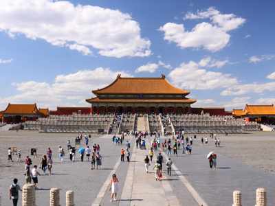 Toeristen op het plein bij de Verboden Stad in Beijing tijdens Route China, 32 dagen.
