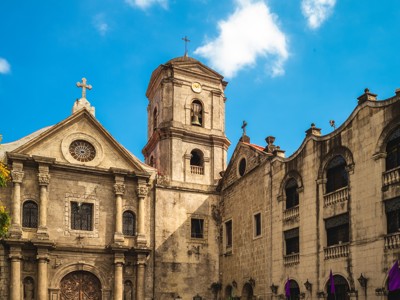 Historische kathedraal met klokkentoren in Intramuros, Manila, tijdens de route Filipijnen.