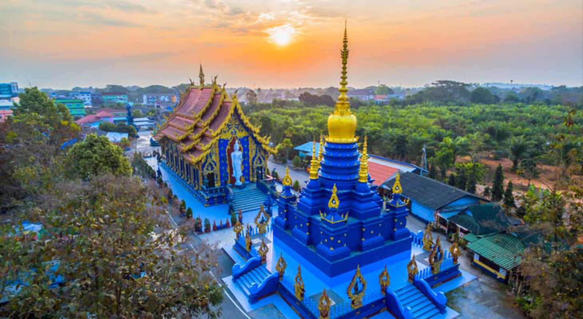Wat Arun-tempel in Bangkok, Thailand, met hoge prang en pagodedaken tegen de lucht.