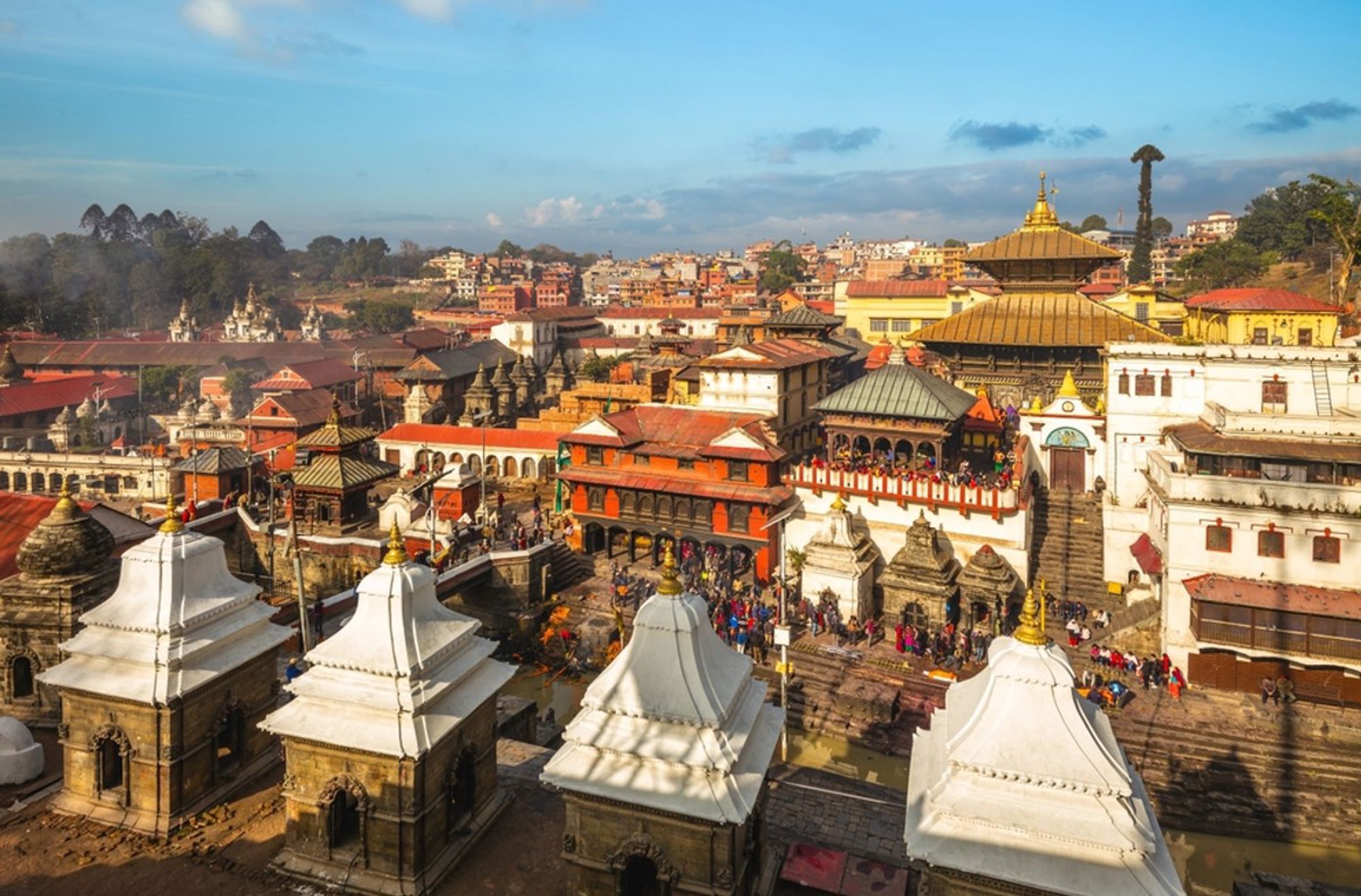 Pashupatinath-tempelcomplex aan de Bagmati-rivier in Kathmandu, Nepal.