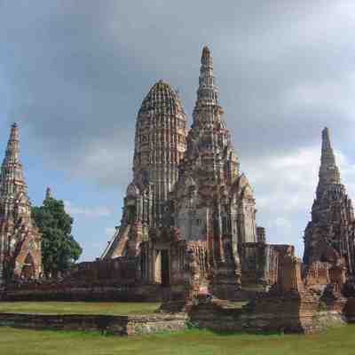 Ruïnes en tempeltorens in het historisch park Ayutthaya in Thailand.
