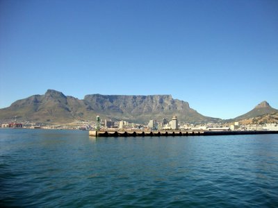 Tafelberg en skyline van Kaapstad gezien vanaf de haven, start van route Kaapstad naar Victoria Falls.