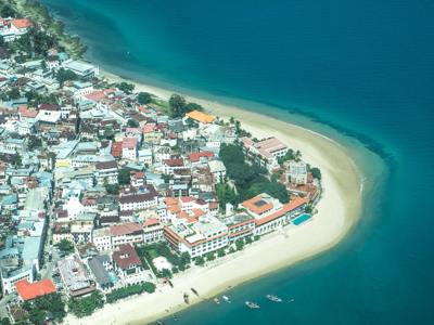 Stone Town, Zanzibar, met witte zandstranden en helderblauwe Indische Oceaan.