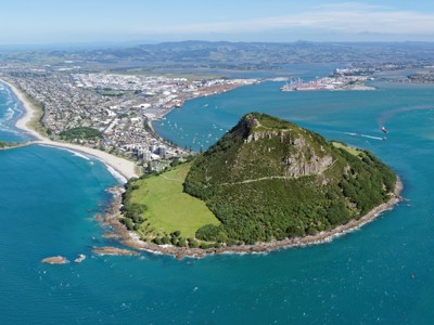 Uitzicht vanaf Mount Maunganui over Tauranga Harbour en de kustlijn van Bay of Plenty, Nieuw-Zeeland.