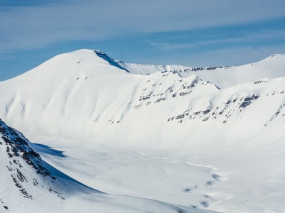 Besneeuwde bergtoppen en gletsjerlandschap in Noord-IJsland tijdens de Route Noord-IJsland.