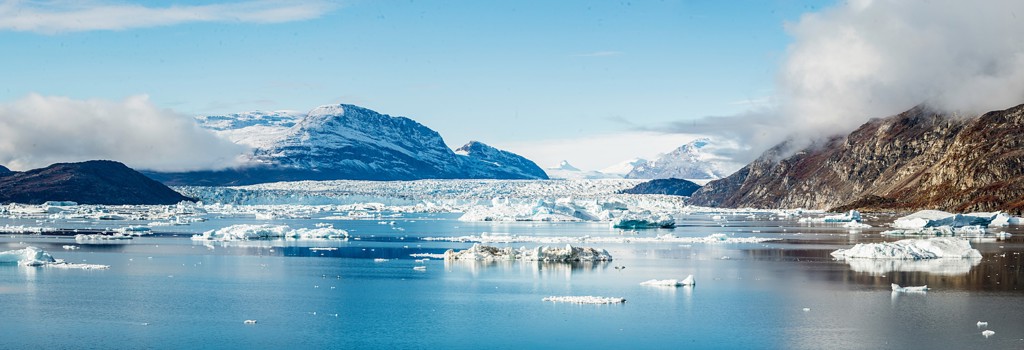 Gletsjer en drijvend ijs in een fjord bij Spitsbergen, tijdens groepsrondreis naar Groenland en IJsland.