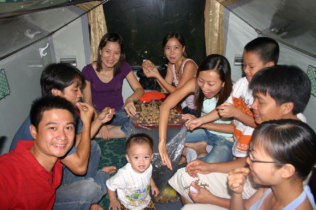 Reizigers delen een maaltijd in de nachttrein tijdens een groepsrondreis Vietnam.