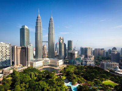 Skyline van Kuala Lumpur met de Petronas Twin Towers en omliggende wolkenkrabbers.
