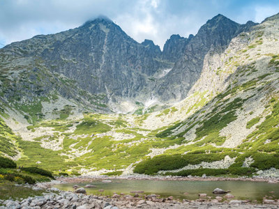 Berglandschap in de Hoge Tatra met een bergmeer, onderdeel van de treinreis door Centraal-Europa.