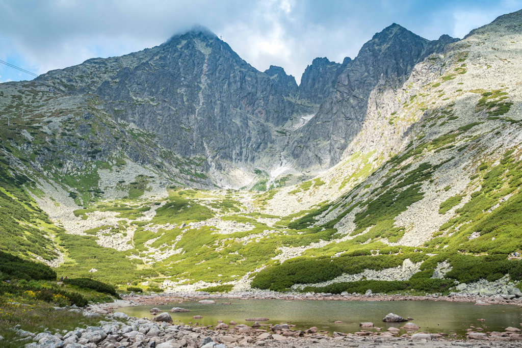 Berglandschap in de Hoge Tatra met een bergmeer, onderdeel van de treinreis door Centraal-Europa.