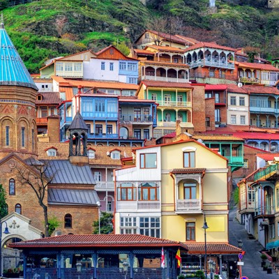 Kleurrijke huizen en kerk met turquoise koepel in het oude centrum van Tbilisi, Georgië.