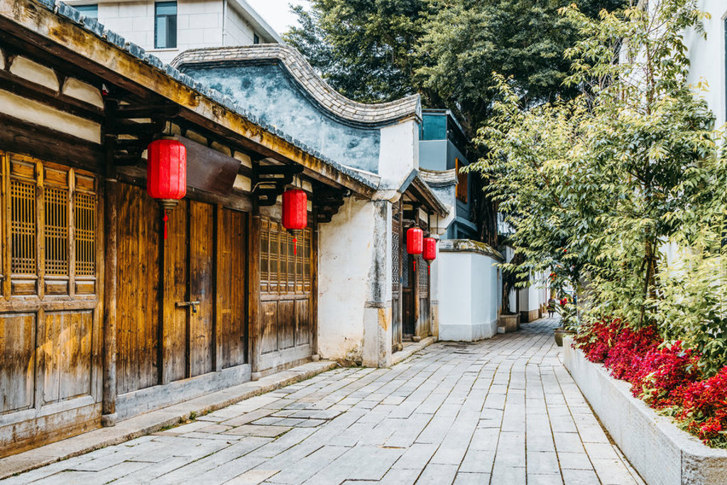 Traditionele Chinese straat met houten gevels en rode lantaarns tijdens groepsrondreis China.