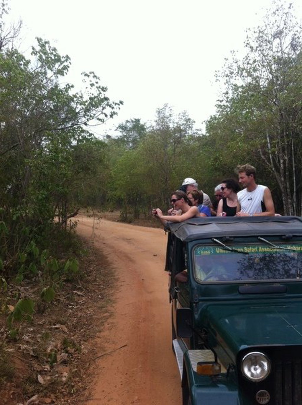 Groepsrondreis Sri Lanka en Malediven: reizigers bij een waterval in tropisch groen.