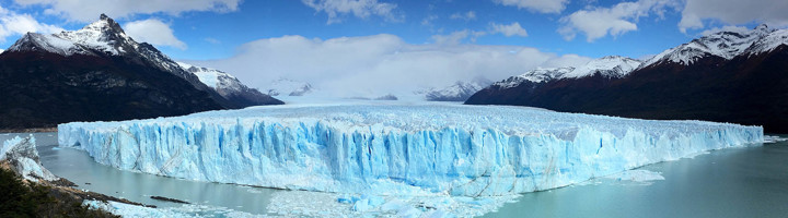 Perito Moreno-gletsjer in Patagonië, Argentinië, met besneeuwde bergtoppen en helderblauw ijs.