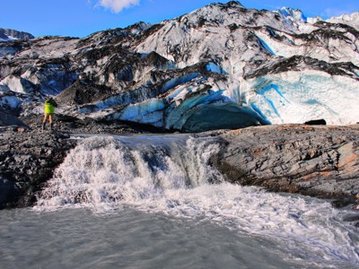 Gletsjerlandschap in Alaska met smeltwaterval en ijsgrot tijdens Route Alaska.