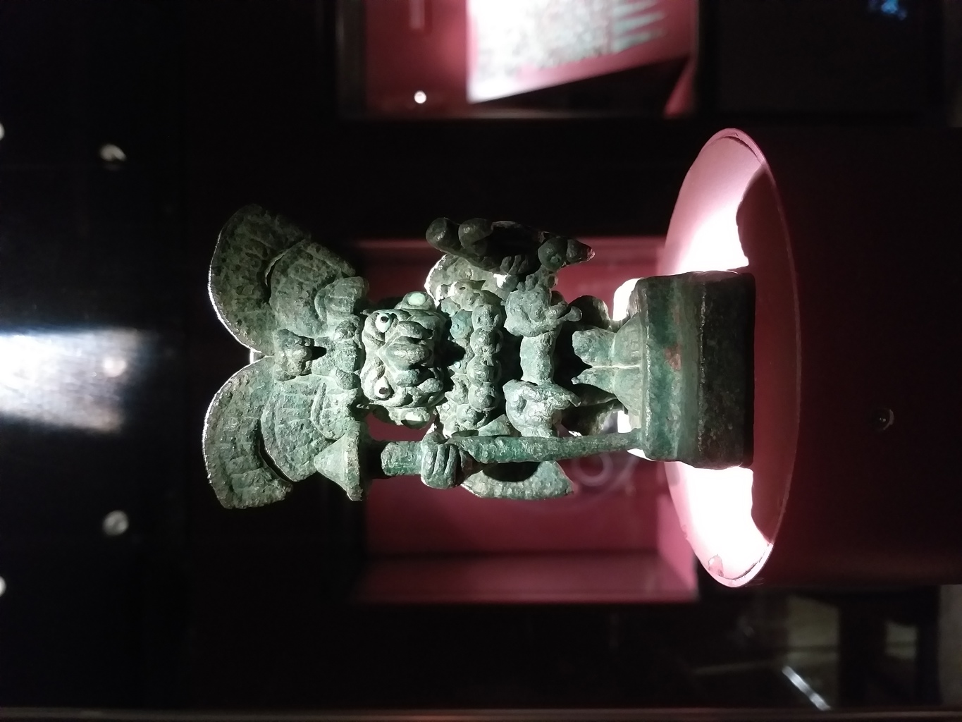 Precolumbiaans beeldje in museumvitrine tijdens groepsrondreis Noord-Peru.